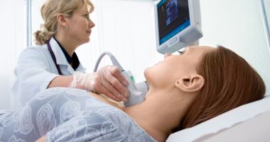 Stire din Sănătate : Semnale de alarmă pentru o boală a tiroidei: de la frigul din oase până la nervii întinși la maxim!