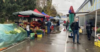 Comercianţii din pieţele în aer liber, alungaţi de ploaie. „Este inuman! Nu știu cât vom rezista!” - 3