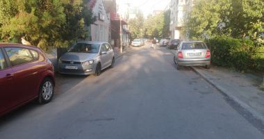 Stire din Social : La Constanța, trotuarele sunt pentru mașini, nu pentru pietoni!