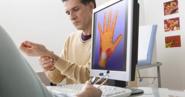 Stire din Sănătate : Remedii naturale pentru ameliorarea durerilor sindromului de tunel carpian