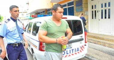 Stire din Eveniment : Recidivistul băut și fără permis, încătușat
