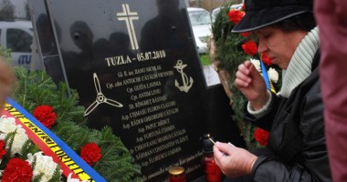 Stire din Eveniment : Troița deznădejdii. Resemnare înecată în lacrimi, pentru familiile eroilor de la Tuzla
