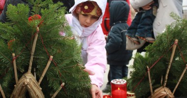 Troița deznădejdii. Resemnare înecată în lacrimi, pentru familiile eroilor de la Tuzla - 2