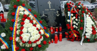 Troița deznădejdii. Resemnare înecată în lacrimi, pentru familiile eroilor de la Tuzla - 4