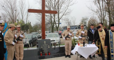 Troița deznădejdii. Resemnare înecată în lacrimi, pentru familiile eroilor de la Tuzla - 7