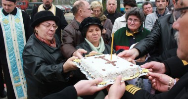 Troița deznădejdii. Resemnare înecată în lacrimi, pentru familiile eroilor de la Tuzla - 3