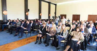 Stire din Politică-Administrație : Consilierii locali, convocați în ședință. Salariile angajaților din primărie,  pe agenda aleșilor