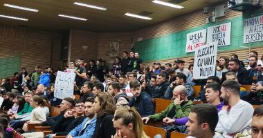 Scandalul de la UMC. Propunerea de a-și da demisia Cornel Panait a fost primită cu aplauze de studenți - 3