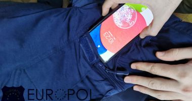 Probleme cu noua uniformă a polițiștilor. "Pantalonii s-au rupt după o lună, iar inscripțiile s-au dezlipit" - 6