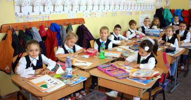 Stire din Cultură-Educație : Revin uniformele? Cum se vor îmbrăca elevii la școală