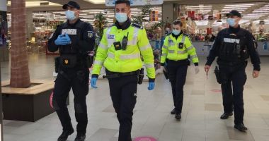 În trei ani, polițiștii vor avea uniforme noi. În loc de pantaloni la dungă vor purta pardesiu, fular și fes! - 2