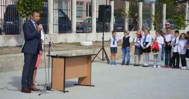 Stire din Politică-Administrație : Fonduri speciale pentru renovarea școlilor din Mangalia
