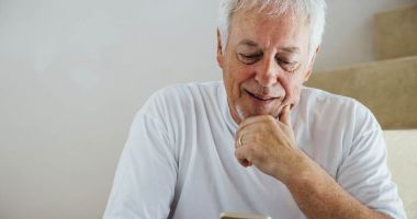 Singuri și lipsiți de sprijin, mii de bătrâni își caută alinarea la serviciul social telefonic - 2