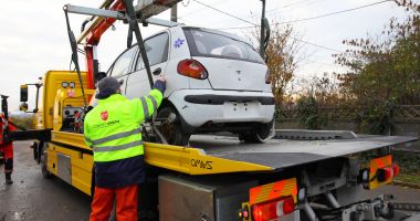 Stire din Eveniment : Vehiculele abandonate pe străzile din Constanţa, ridicate de autorităţi