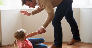 Stire din Eveniment : Profilul agresorului din familiile din Constanța: e sărac, bea și a făcut pușcărie!
