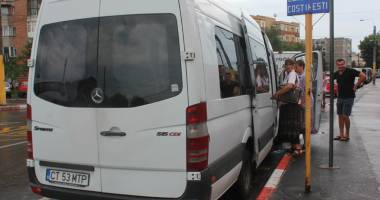VIDEO. Vieți puse în pericol, în maxi taxi. Șoferul se joacă pe telefon, în timp ce conduce! - 2