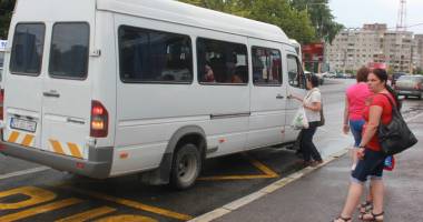 VIDEO. Vieți puse în pericol, în maxi taxi. Șoferul se joacă pe telefon, în timp ce conduce! - 4