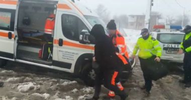 Furia albă a făcut ravagii. Drumuri închise, maşini blocate şi localităţi fără apă sau curent - 2