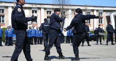 Stire din Eveniment : Vrei să te faci jandarm? Absolventele de liceu se bat pe aceleași locuri cu băieții