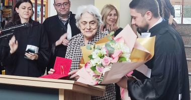 Stire din Eveniment : Aprecieri și ropote de aplauze dedicate avocatei Valerica Zamfir. "Model de urmat pentru toate generațiile!"