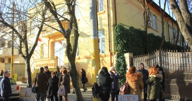 Stire din Cultură-Educație : "Victime colaterale" ale concursului de directori. Zeci de suplinitori, rămași fără catedră