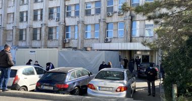 Zile negre. Coadă de ambulanţe şi de dricuri, în curtea spitalului judeţean - 2