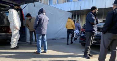 Zile negre. Coadă de ambulanţe şi de dricuri, în curtea spitalului judeţean - 3