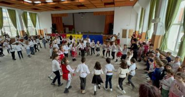 Ziua Națională a României a fost sărbătorită în avans de profesorii și elevii constănțeni - 2