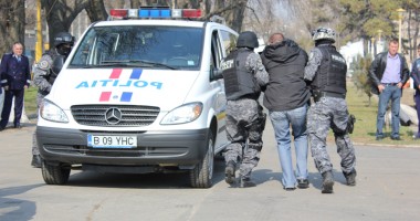 Descindere cu mascați în centrul Constanței. Un polițist a fost împușcat - 2