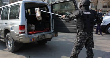 Descindere cu mascați în centrul Constanței. Un polițist a fost împușcat - 4
