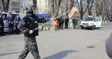Descindere cu mascați în centrul Constanței. Un polițist a fost împușcat - 5