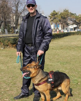 Descindere cu mascați în centrul Constanței. Un polițist a fost împușcat - 7
