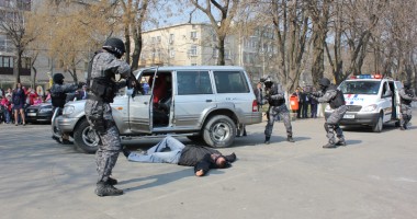 Stire din Eveniment : Descindere cu mascați în centrul Constanței. Un polițist a fost împușcat