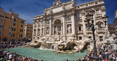 Stire din Actualitate : Fontana di Trevi, vandalizată după ce un bărbat a turnat vopsea roșie în apă
