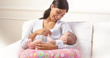 Care este poziția corectă de alăptare la sân a bebelușului