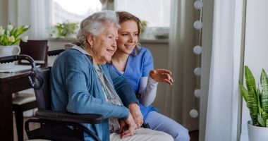 Formare profesională pentru cei care au grijă de vârstnici