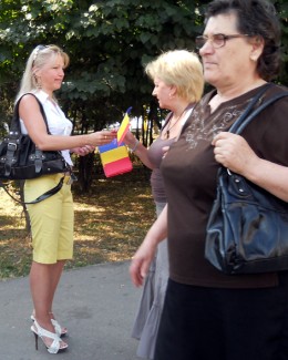 Stire din Politică-Administrație : Forța Civică Constanța a împărțit stegulețe tricolore pe stradă