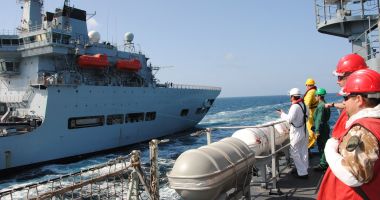 Stire din Eveniment : Premieră româno-franceză în Marea Neagră. Forțele Navale române au alimentat o navă franțuzească