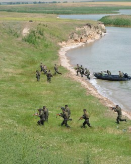Piloții elicopterului Puma Naval, luați ostatici de către pirați! - 4