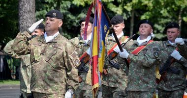Stire din Eveniment : Drapelul de luptă al infanteriștilor marini de la „Heracleea”, decorat cu Ordinul „Virtutea Militară”