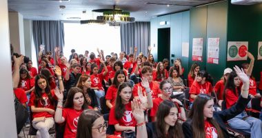 Stire din Social : Adolescenții raportează o deteriorare a stării generale de sănătate mintală. Ce cer autorităților