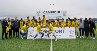 Stire din Sport : Farul U18 și Farul U17 au primit trofeele de campioane naționale
