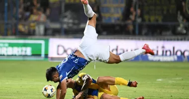 Stire din Sport : FC Farul, pe marginea prăpastiei! Suporterii îl contestă pe Gheorghe Popescu, echipa tremură la retrogradare