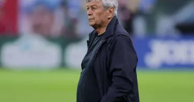 Stire din Sport : Mircea Lucescu va conduce naționala României la meciul de baraj cu Turcia
