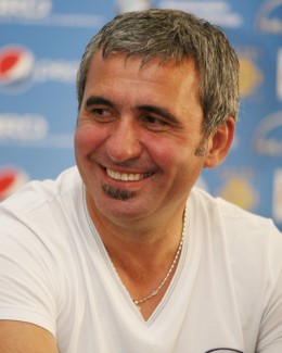 Stire din Sport : Gheorghe Hagi împlinește, astăzi, 48 de ani