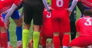 Stire din Actualitate : Moment emoționant la un meci de fotbal. Un jucător a resuscitat un pescăruș lovit de minge