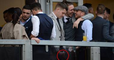 Fără rușine: fotbaliști surprinși urinând pe balcon / GALERIE FOTO - 2