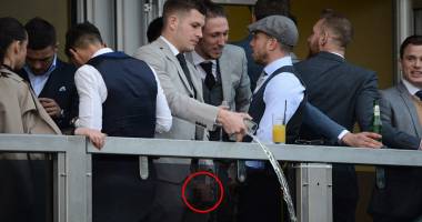 Fără rușine: fotbaliști surprinși urinând pe balcon / GALERIE FOTO - 3