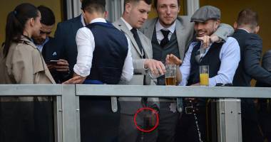 Fără rușine: fotbaliști surprinși urinând pe balcon / GALERIE FOTO - 5