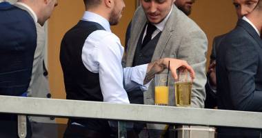 Fără rușine: fotbaliști surprinși urinând pe balcon / GALERIE FOTO - 6